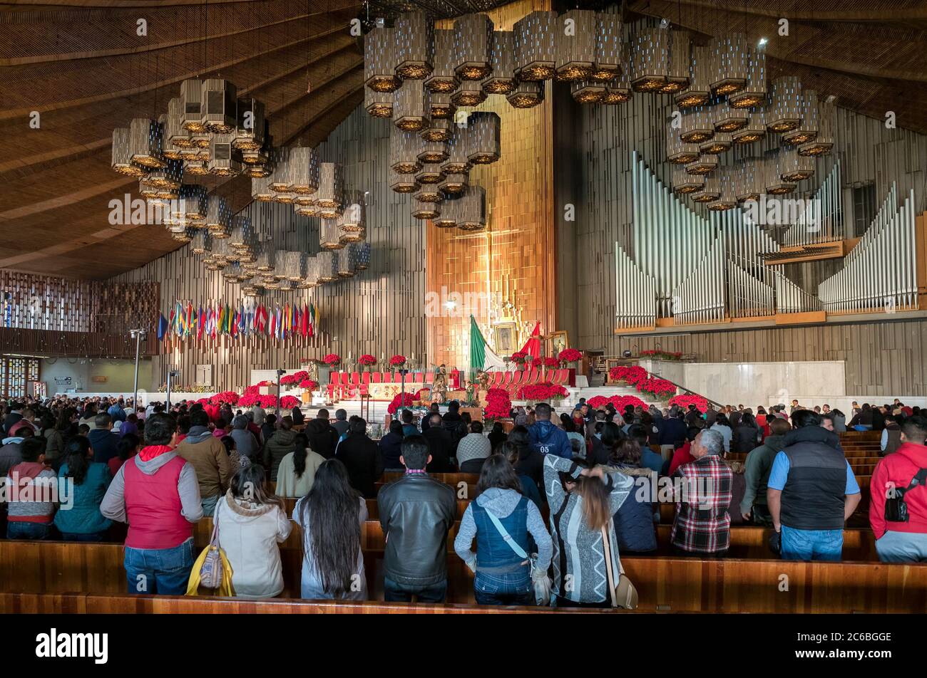 Mexikaner bei einer Morgenmesse in der Basilika unserer Lieben Frau von Guadalupe in Mexiko-Stadt Stockfoto