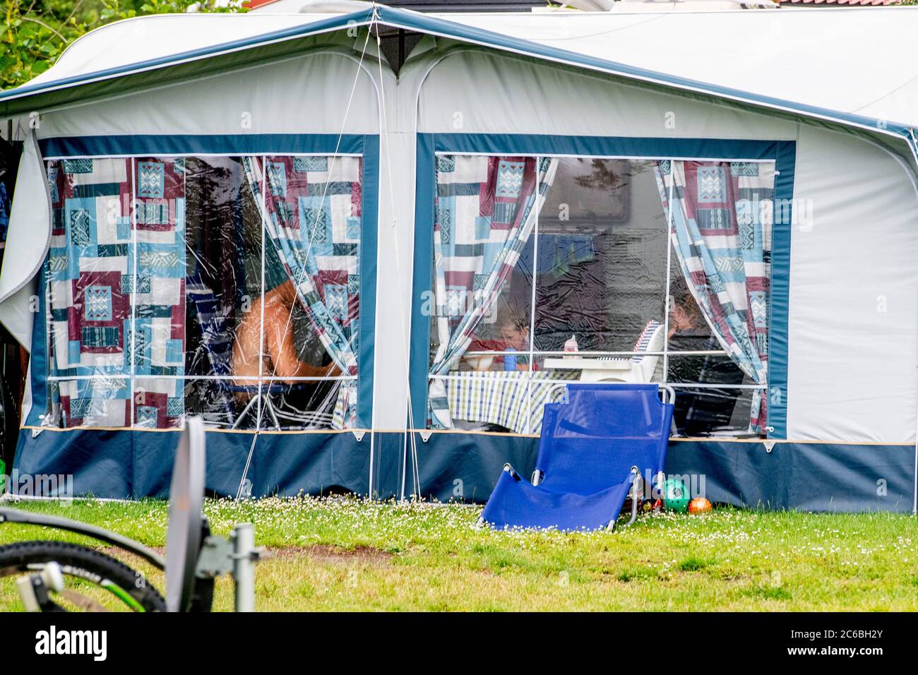 Eine Familie hat während der Sommerferien Camping gesehen.aufgrund der Krise des Coronavirus haben viele niederländische Bürger ihr eigenes Land während der Sommerferien bereist, viele von ihnen werden auf Camping ons Buiten in Oostkapelle, Zeeland gesehen. Stockfoto