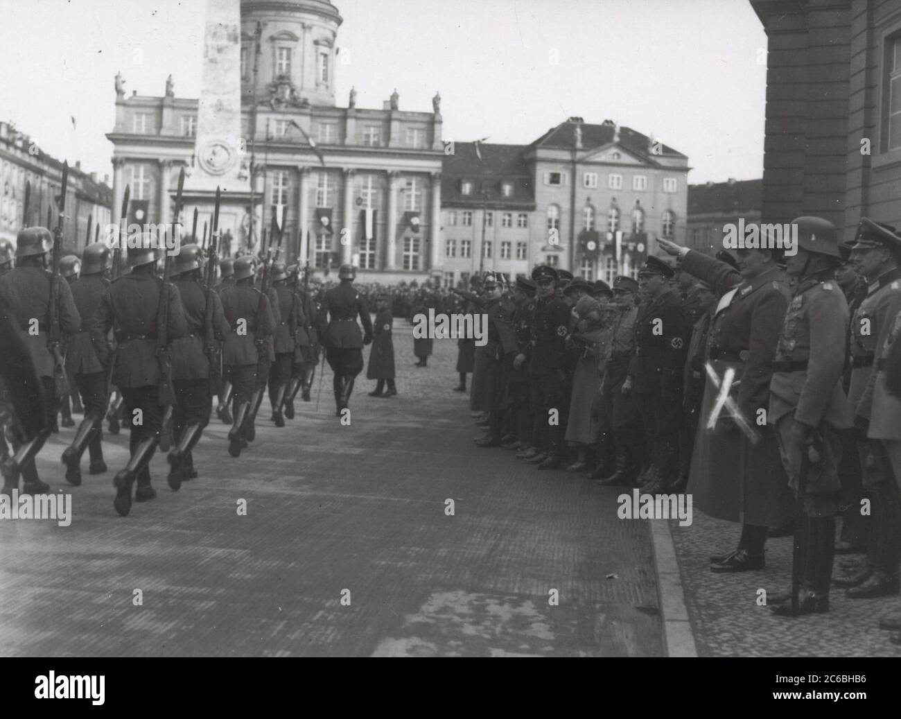 Parade vor Göring in Potsdam Heinrich Hoffmann fotografiert 1934 Adolf Hitlers offizieller Fotograf und ein Nazi-Politiker und Verleger, der Mitglied des intime Zirkels Hitlers war. Stockfoto