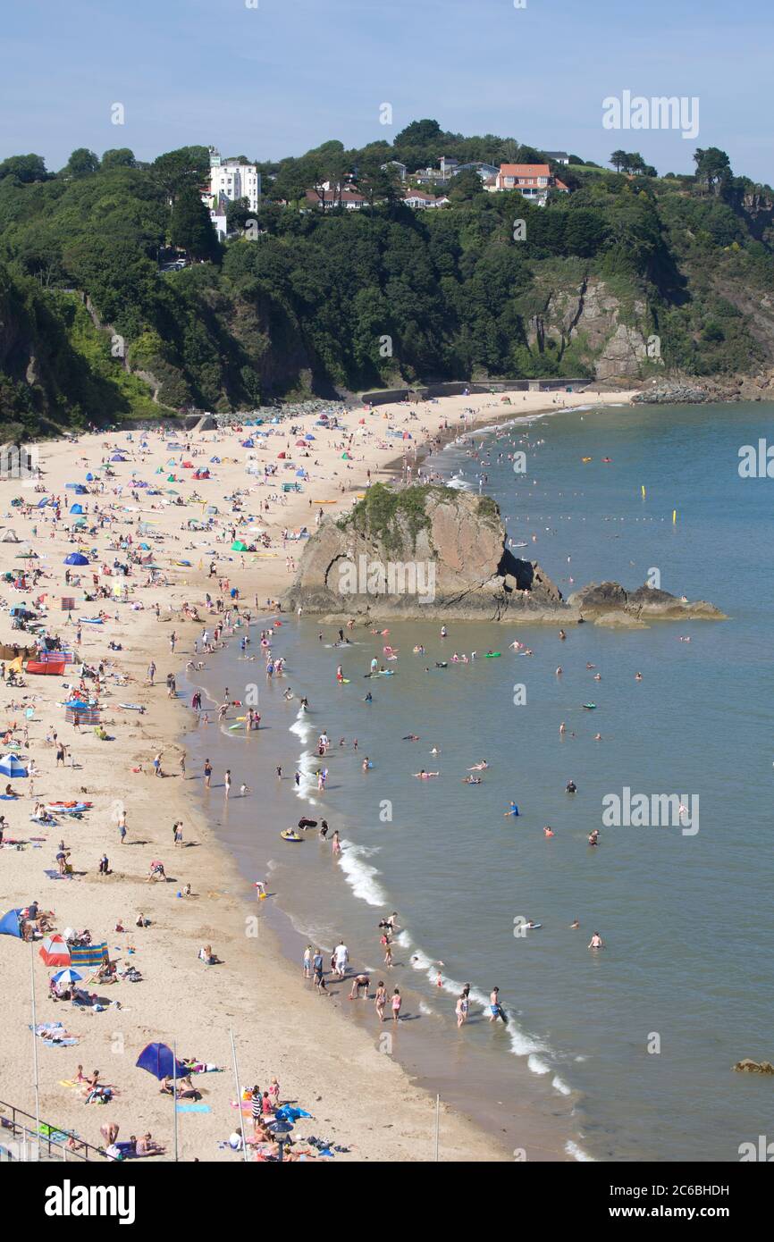 Tenby Beach, Pembrokeshire, Wales. An einem heißen Tag ist der Strand voll. Sommerspaß, schöner Strand, landschaftlich schöner Strand, Tourismus, Aufenthalt, Beauty-Spots Stockfoto