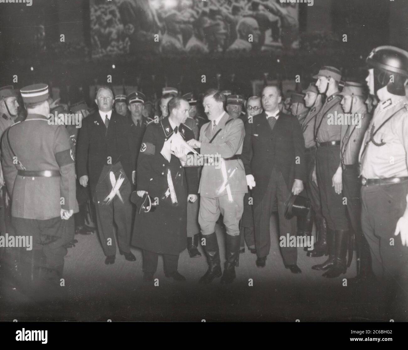 Hitler besucht die Autoausstellung - Hitler, Otto Dietrich, Allmers Heinrich Hoffmann fotografiert 1934 Adolf Hitlers offizieller Fotograf und ein Nazi-Politiker und Verleger, der Mitglied des intimen Hitlerkreises war. Stockfoto