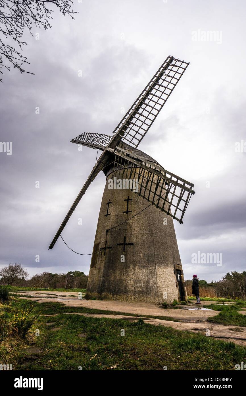 Bidston Windmill liegt auf Bidston Hill in der Nähe von Prenton auf der Wirral Halbinsel, Großbritannien. Stockfoto