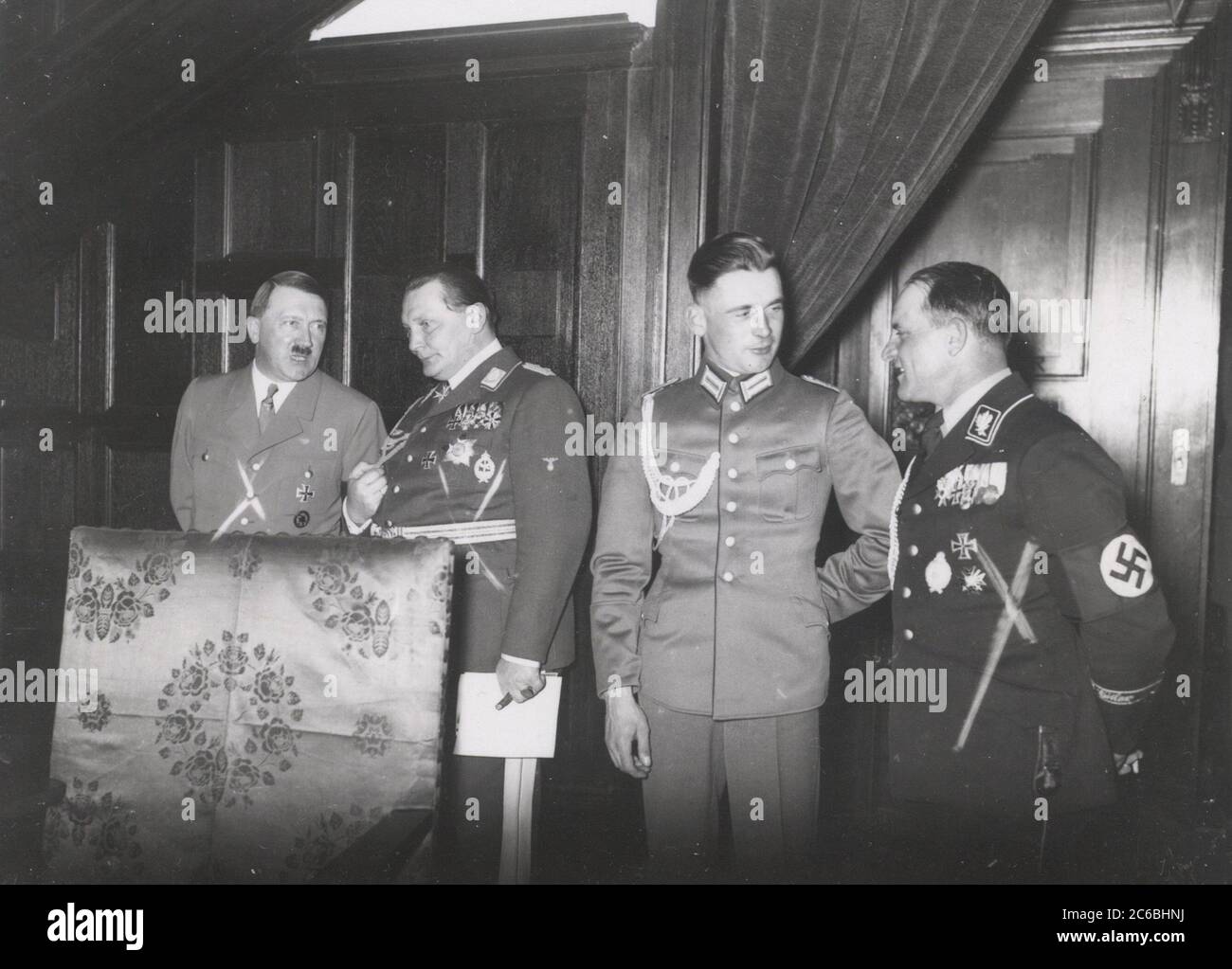 Anlässlich der Hochzeit von Prof. Dr. Karl Brandt, Hitler, Göring, Sepp Dietrich fotografiert Heinrich Hoffmann 1934 Adolf Hitlers offizieller Fotograf und einen Nazi-Politiker und Verleger, der Mitglied des intime Zirkels Hitlers war. Stockfoto