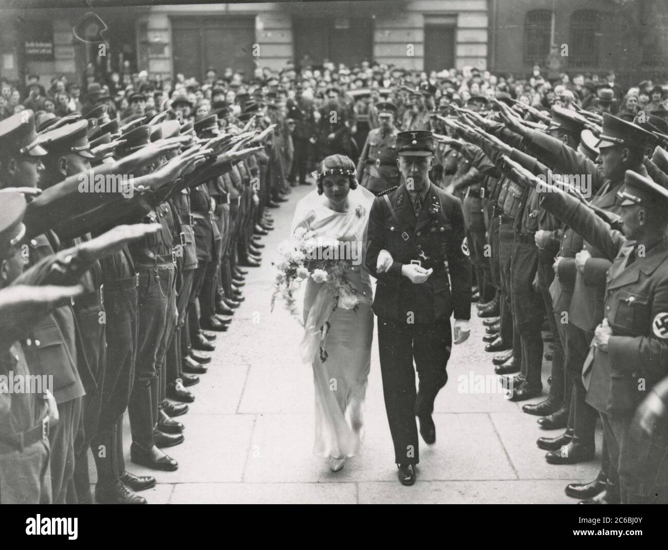 hochzeit-heinrich-hoffmann-fotografiert-1934-adolf-hitlers-offizieller