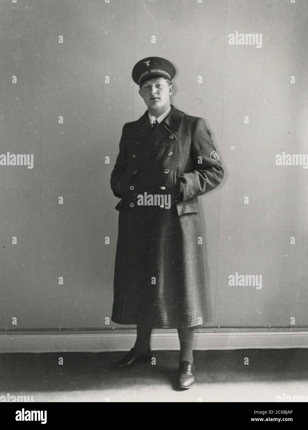 Uniform des Zeitungsverkäufers des Voelkischen Beobachters Heinrich Hoffmann fotografiert 1934 Adolf Hitlers offizieller Fotograf und ein Nazi-Politiker und Verleger, der Mitglied des intime Kreises Hitlers war. Stockfoto