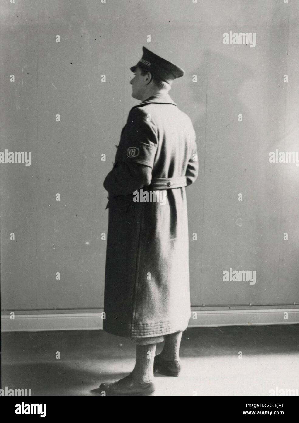 Uniform des Zeitungsverkäufers des Voelkischen Beobachters Heinrich Hoffmann fotografiert 1934 Adolf Hitlers offizieller Fotograf und ein Nazi-Politiker und Verleger, der Mitglied des intime Kreises Hitlers war. Stockfoto