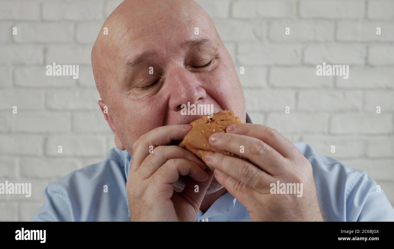 Hungerte Person essen einen leckeren Hamburger, genießen Sie einen köstlichen Snack in einem Fast Food Restaurant Stockfoto