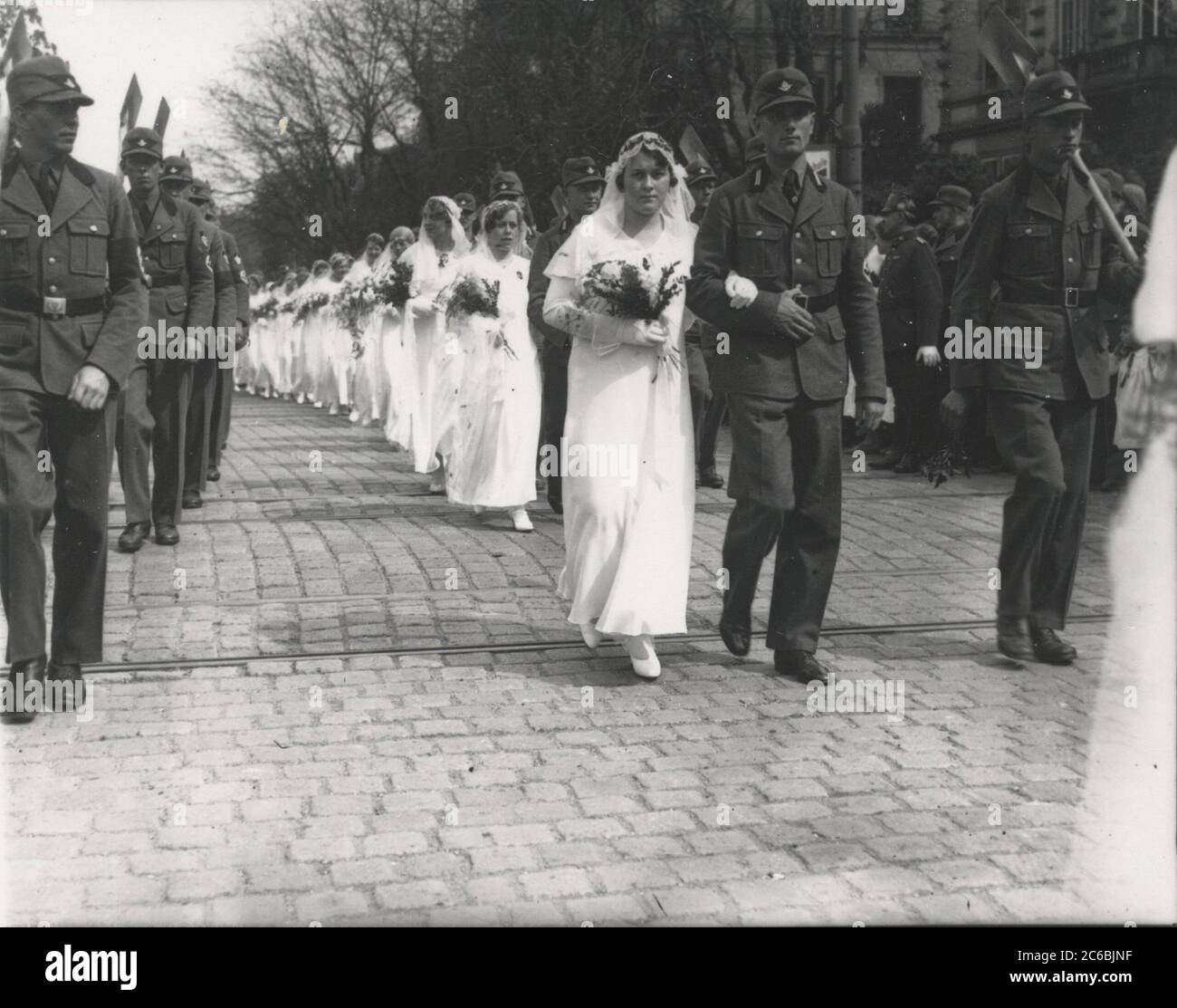 massenhochzeit-der-mitglieder-des-reichsarbeitsdienstes-heinrich