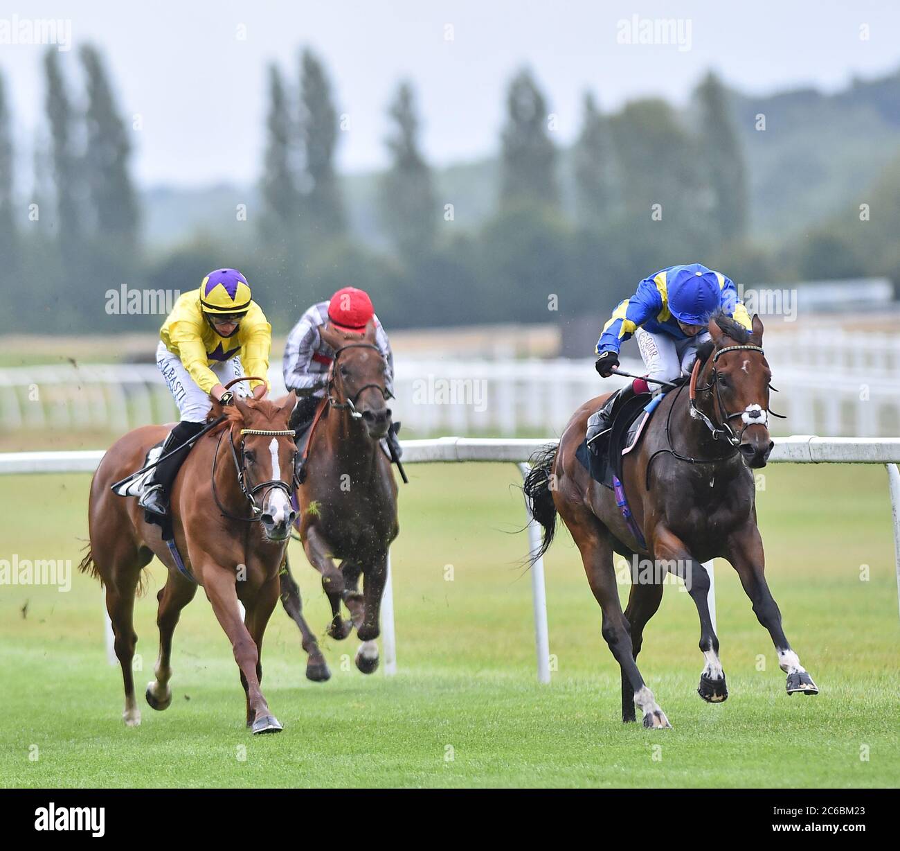 Balzac und Jockey Oisin Murphy gewinnen die Oakley Coachbuilders Super Sport Novice Stakes (Div I) auf der Newbury Racecourse auf der Newbury Racecourse. Stockfoto