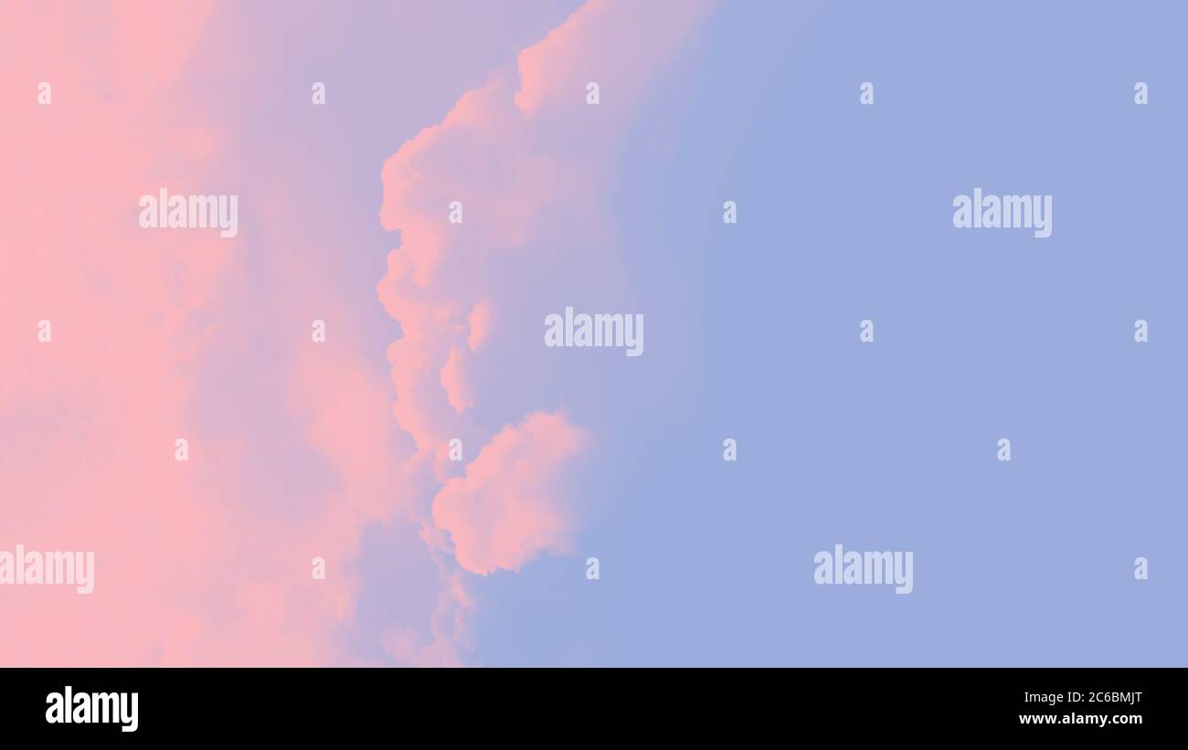 Panorama rosa Himmel Hintergrund. Violett blauer Himmel mit rosa Wolken, kopieren Raum Stockfoto