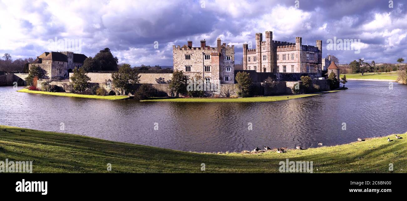 Panorama oder Panorama von Leeds Castle, Kent. Schönes englisches Schloss und Herrenhaus aus dem 19. Jahrhundert, erbaut auf Inseln in einem See, der vom Fluss Len gebildet wurde. Stockfoto