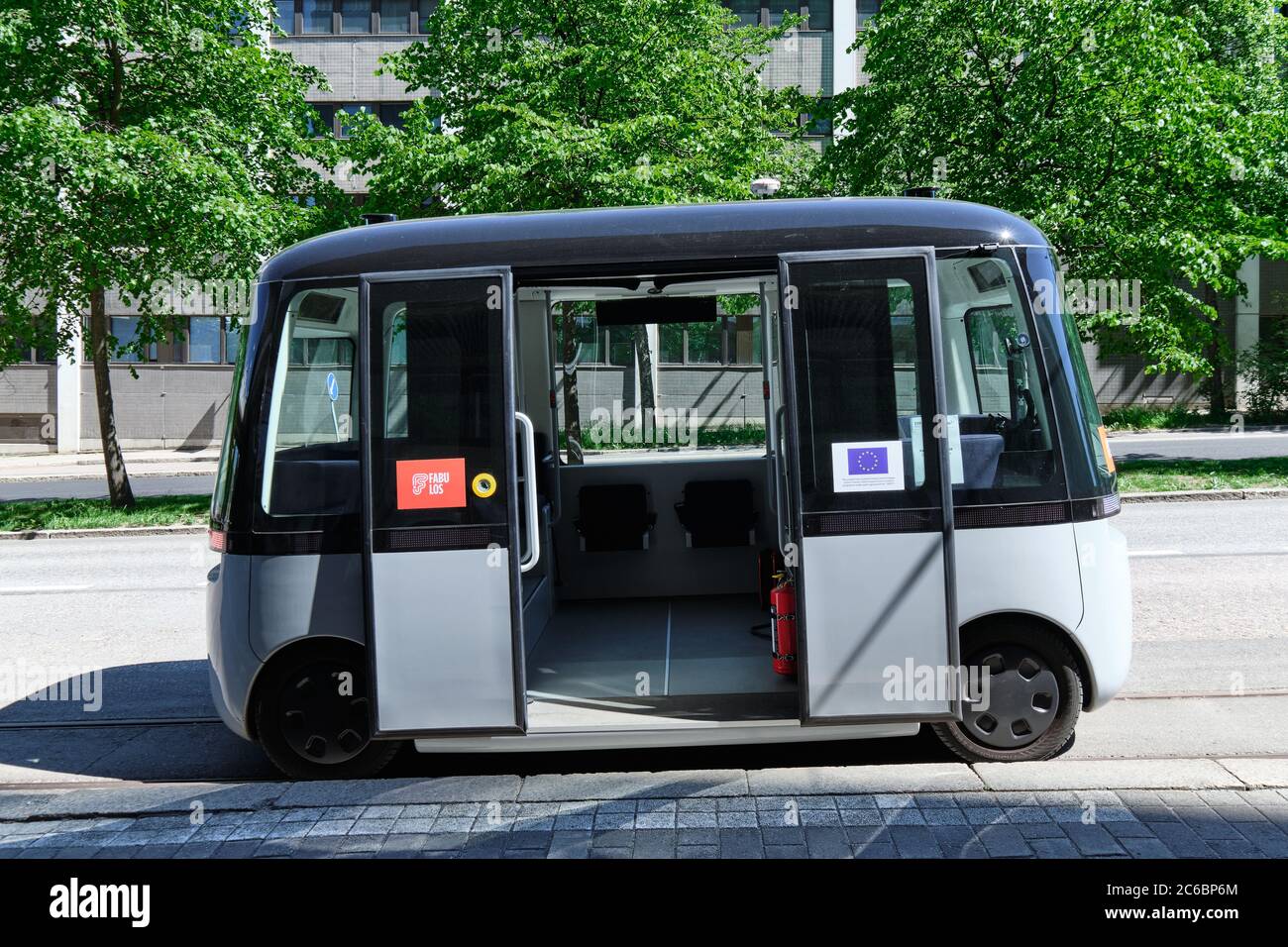 Helsinki, Finnland - 12. Juni 2020: Das FABULOS-Projekt - Testen von selbstfahrenden Bussen in der Stadtstraße im Stadtteil Pasila. Stockfoto