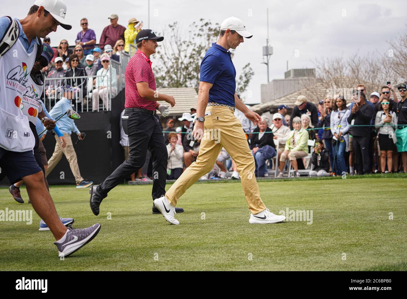 Rory McIlroy und Christiaan Bezuidenhout Walking Pass Fans während der Arnold Palmer Invitational Final Round 2020 im Bay Hill Club in Orlando Florida Stockfoto