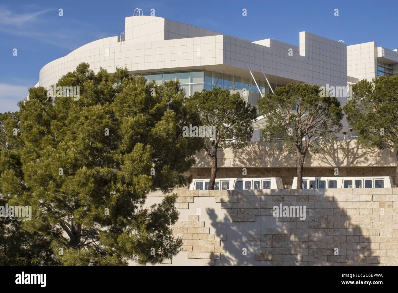 J. Paul Getty Museum und die Getty Center Tram in Los Angeles, CA, USA. Stockfoto