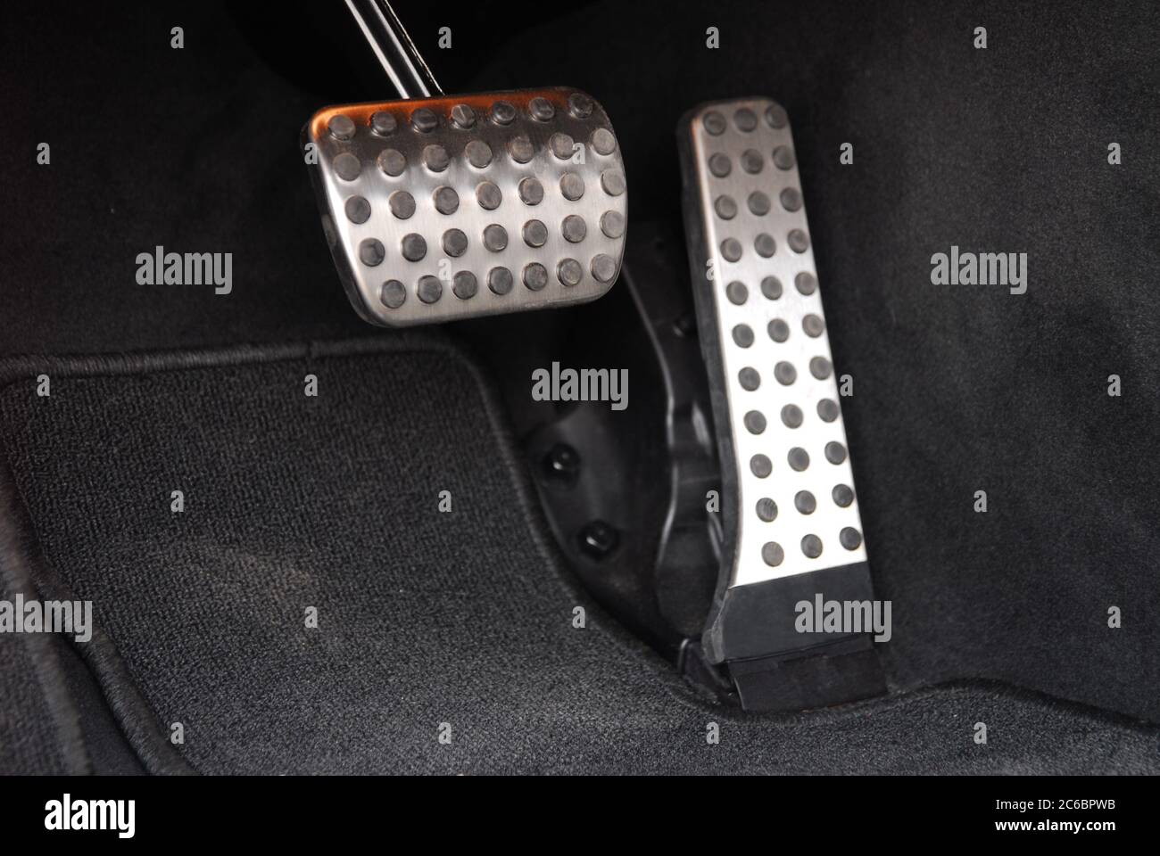 Brems- und Gaspedal, Bremspedal und Gaspedal in einem Auto mit  Automatikgetriebe Stockfotografie - Alamy