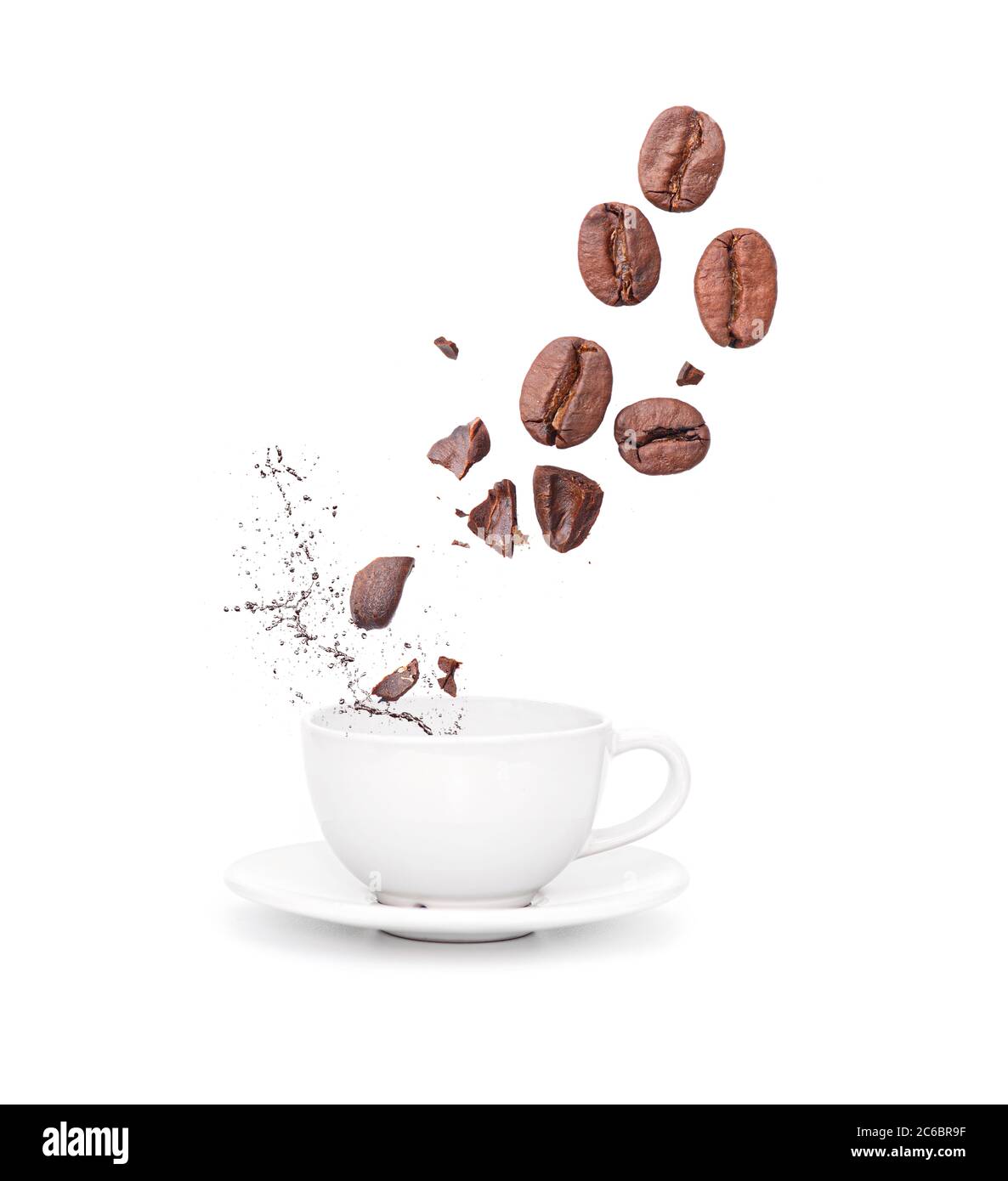 Weiße Keramikbecher, Tasse mit Spritzern von flüssigem Kaffee und Kaffeebohnen, isoliert Stockfoto