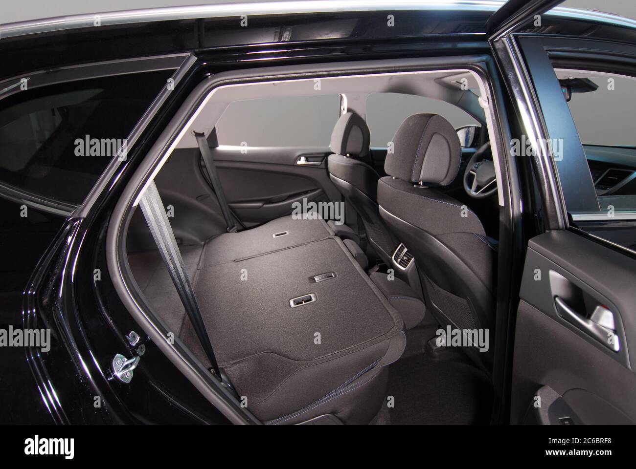 Gefalteter Rücksitz des Fahrzeugs. Rücksitze in einem modernen Pkw. Stockfoto