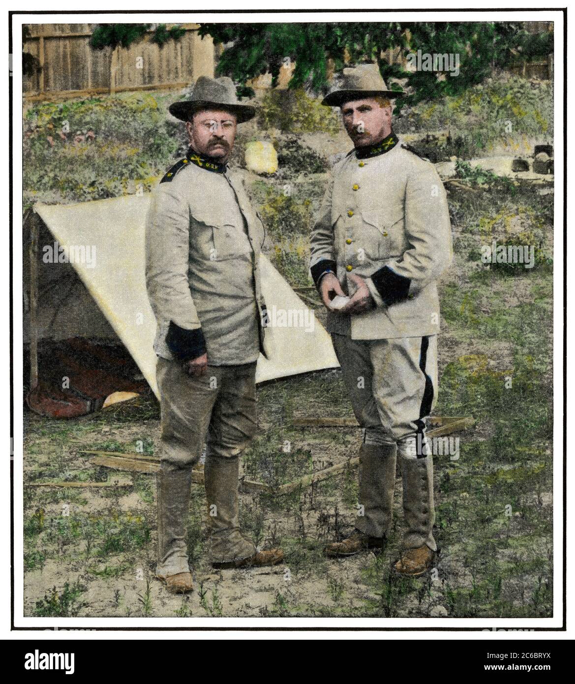 Col. Theodore Roosevelt und Gen. Leonard Wood im Lager in San Antonio TX, 1898. Handkolorierter Halbton eines Fotos Stockfoto