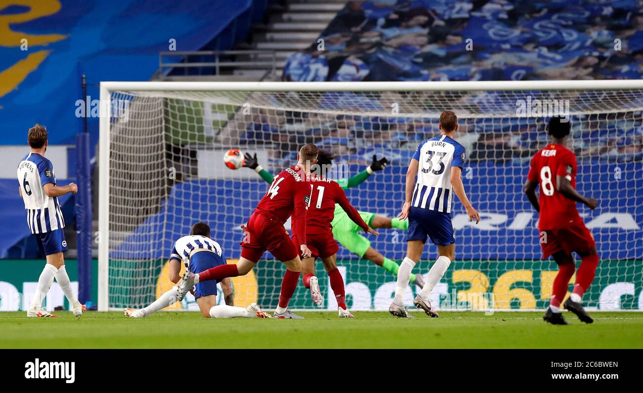 Jordan Henderson aus Liverpool erzielt das zweite Tor seiner Spielgefährten während des Premier League-Spiels im AMEX Stadium in Brighton. Stockfoto