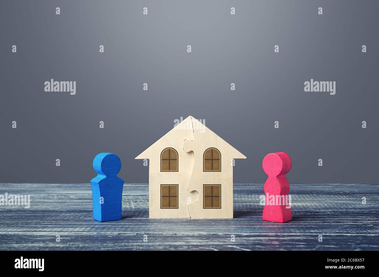 Figuren von Mann und Frau und Haus Puzzle. Heiratsvertrag. Kauf oder Bau eines Traumhauses. Aufteilung der ehelichen Immobilien. Streit. C Stockfoto