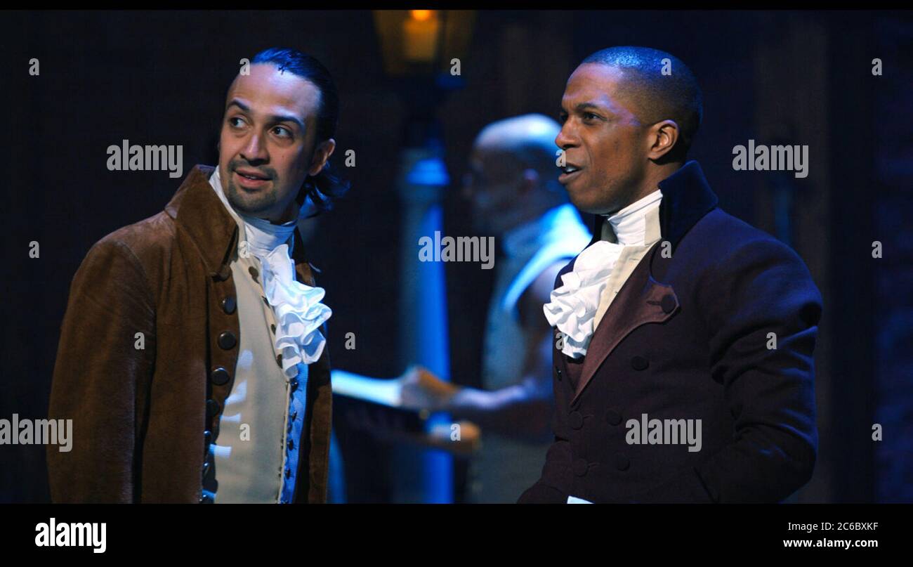 Hamilton ist ein 2020 amerikanischer Musikfilm, der eine Live-Aufnahme des Broadway Musicals 2015 enthält. Die wiederum von der Biografie Alexander Hamilton von Ron Chernow aus dem Jahr 2004 inspiriert wurde. Dieses Foto ist nur für redaktionelle Zwecke bestimmt und unterliegt dem Copyright der Filmgesellschaft und/oder des Fotografen, der von der Film- oder Produktionsfirma beauftragt wurde und nur durch Publikationen im Zusammenhang mit dem reproduziert werden kann Promotion des oben genannten Films. Eine obligatorische Gutschrift an die Filmfirma ist erforderlich. Der Fotograf sollte auch bei Bekanntwerden des Fotos gutgeschrieben werden. Stockfoto