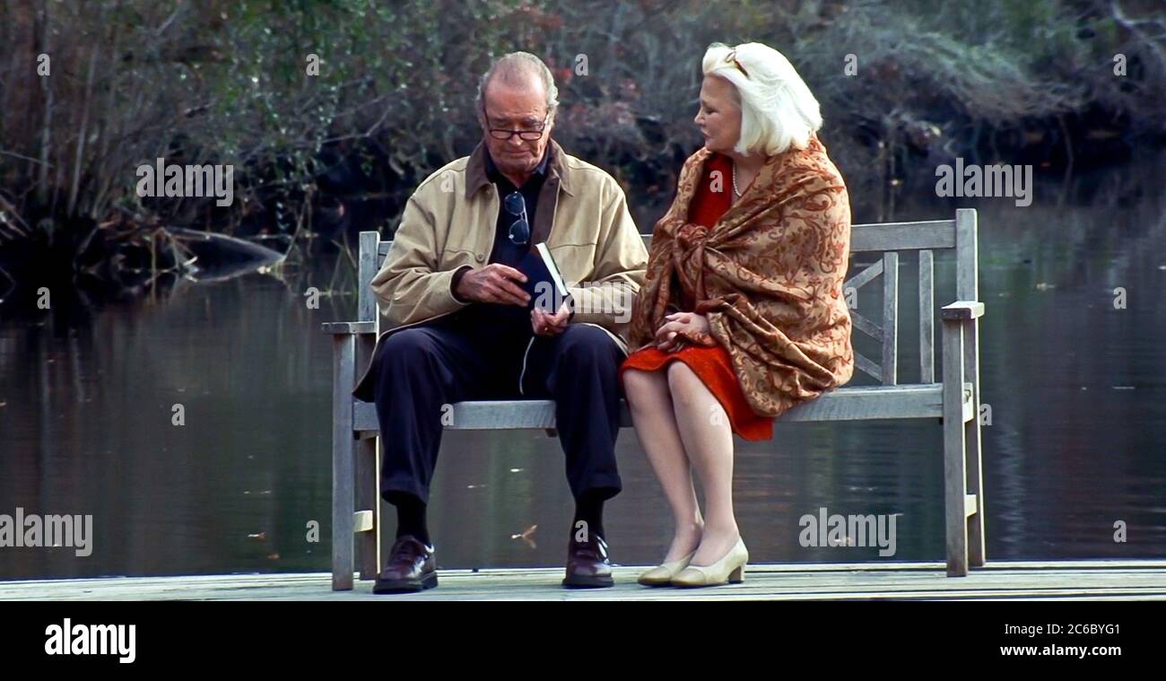USA. Gena Rowlands und James Garner in einer Szene aus dem ©New Line Cinema Film: The Notebook (2004). Handlung: Ein armer, aber leidenschaftlicher junger Mann verliebt sich in eine reiche junge Frau, die ihr ein Gefühl der Freiheit gibt, aber sie werden bald getrennt, weil sie sich sozial unterscheiden. Ref: LMK110-J6634-070720 geliefert von LMKMEDIA. Nur Redaktionelle Verwendung. Landmark Media ist nicht der Urheberrechtsinhaber dieser Film- oder TV-Standbilder, bietet aber nur einen Service für anerkannte Medien. pictures@lmkmedia.com Stockfoto