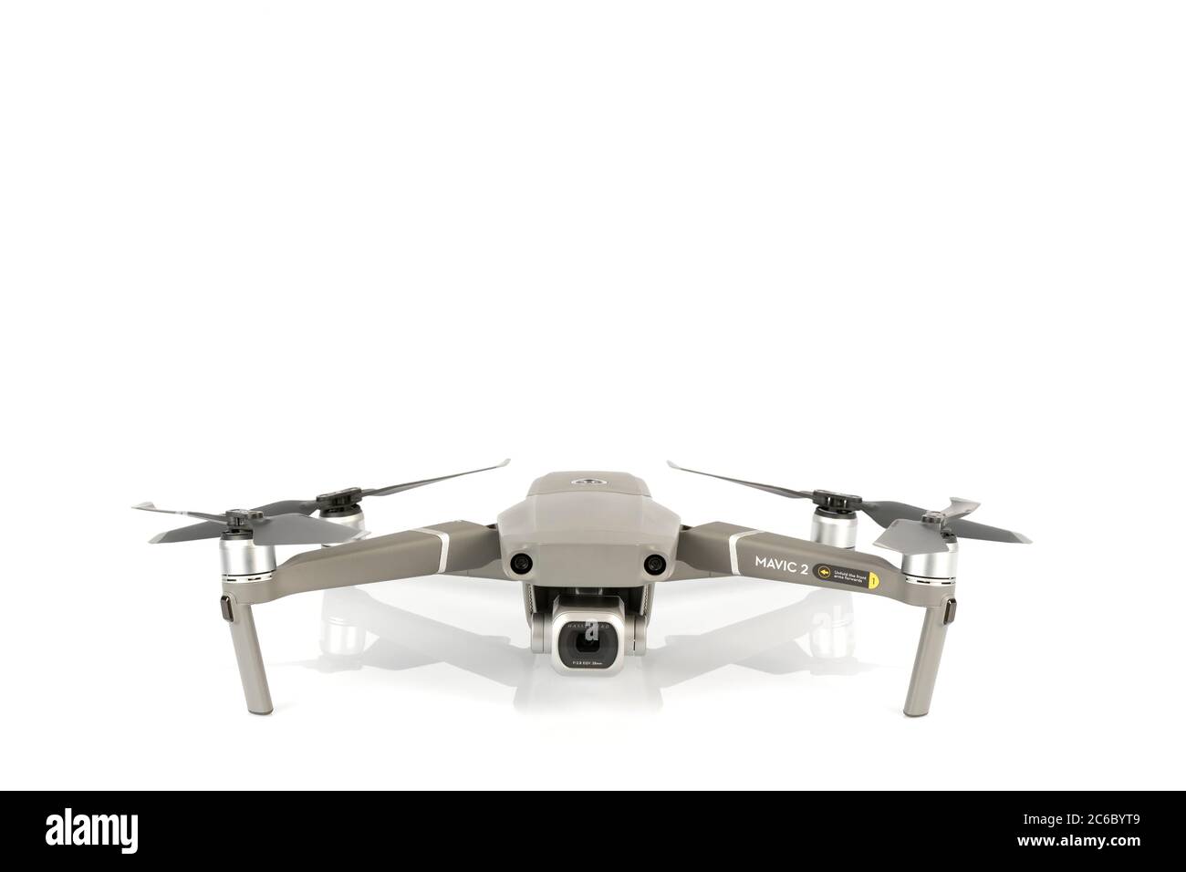 DJI Mavic 2 Pro Drohne isoliert auf weiß. Foto aufgenommen am 7. Juli 2020 in Spanien. Stockfoto