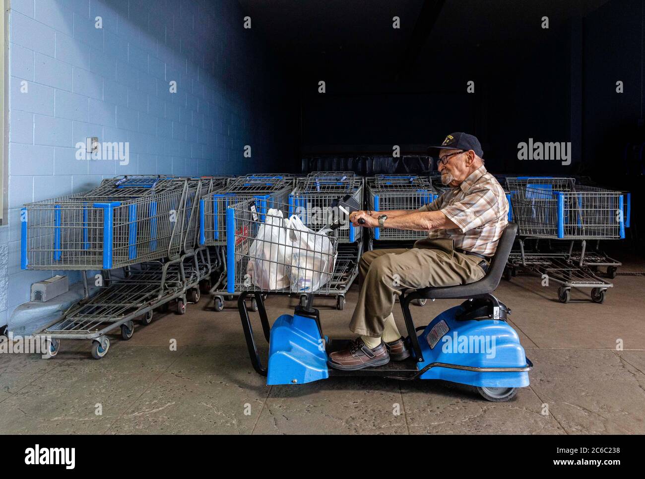 4. Juni 2017, Alamosa, Colorado, USA: Walmart-Einkaufswagen füllen den  Eingang, als Air Force Veteran RICHARD GOTTLIEB einen elektrischen  Einkaufswagen fährt, der in Walmart in Alamosa einfährt. Suzanne Krieger  Frau, die seit 1924