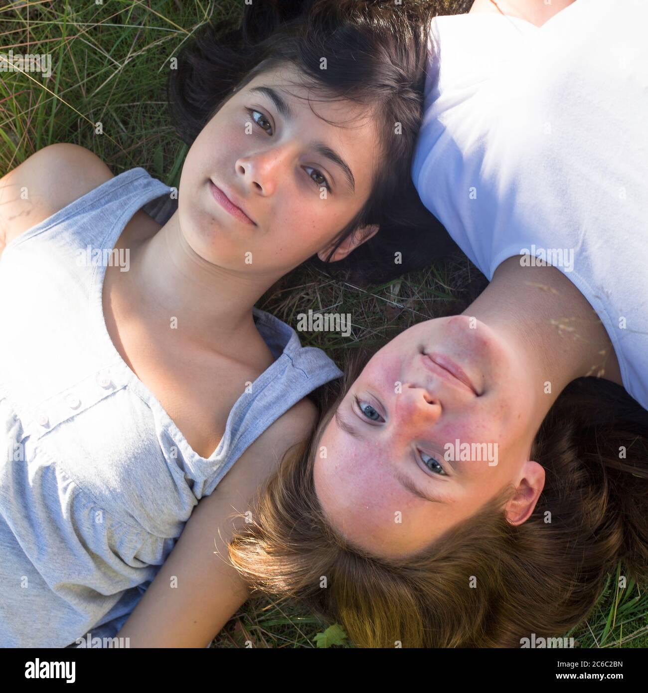 Zwei Teenager-Mädchen auf Gras liegen mit gute Zeit. Stockfoto
