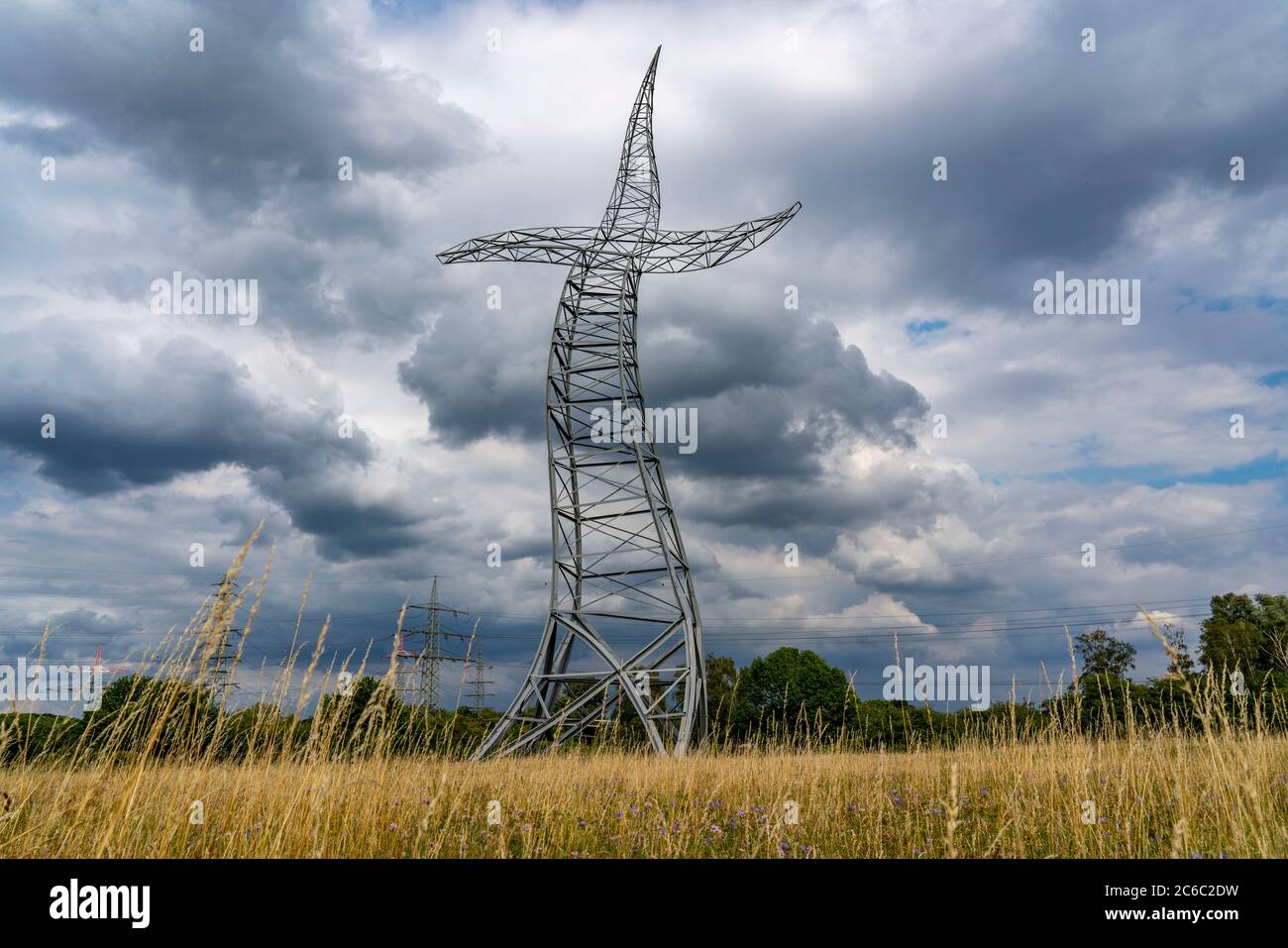 Emscherkerkkunst , Kunstwerk der Berliner Künstlergruppe Inges Idee, EIN scheinbar tanzender 35 Meter hoher Strommast, auf einer Wiese nahe dem Haus Ripphorst i Stockfoto