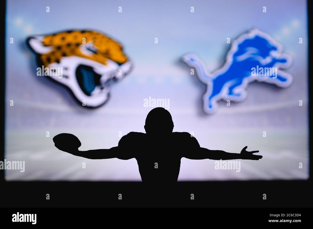 Jacksonville Jaguars vs. Detroit Lions. NFL-Spiel. American Football League Spiel. Silhouette des professionellen Spieler feiern Touch Down. Bildschirm in BA Stockfoto