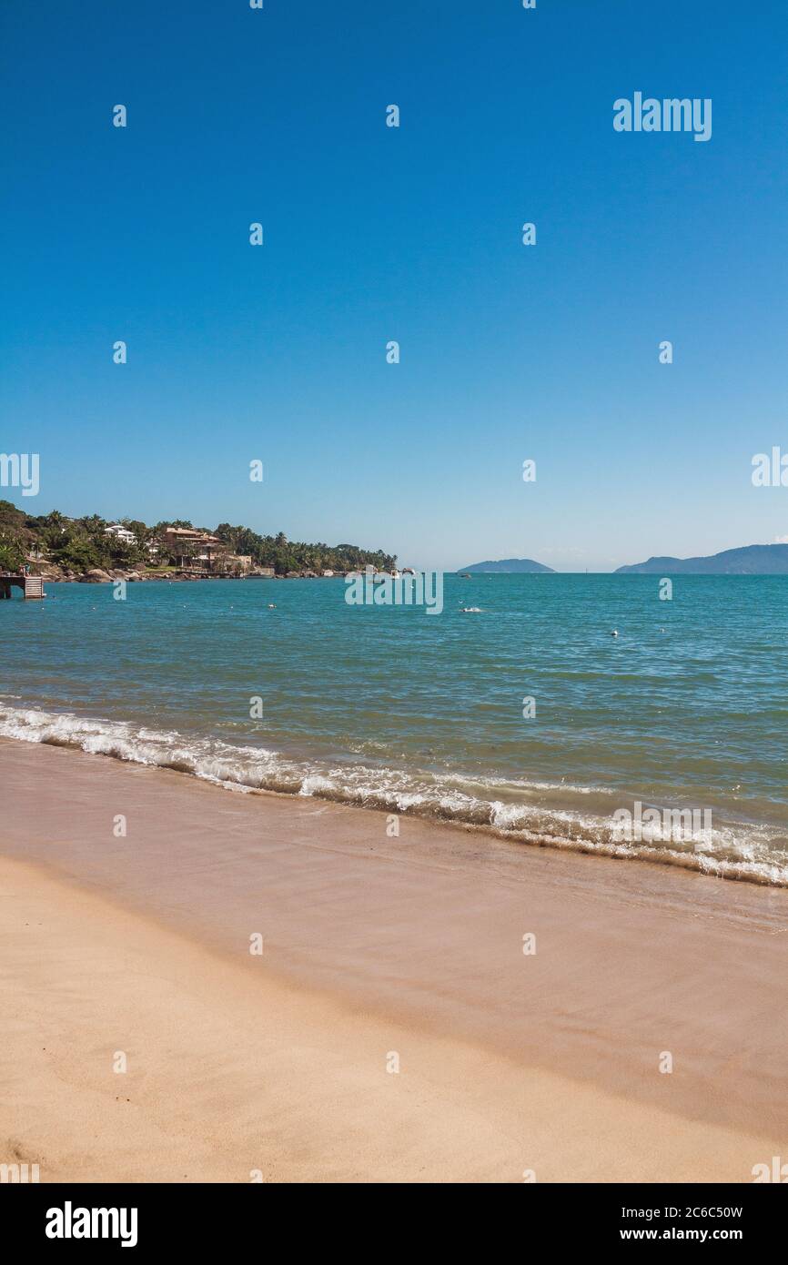 Brasilianischer tropischer Strand im Sommer in Ilhabela, São Paulo, Brasilien Stockfoto Brasilianischer tropischer Strand im Sommer in Ilhabela, São Paulo, Brasilien Stockfoto