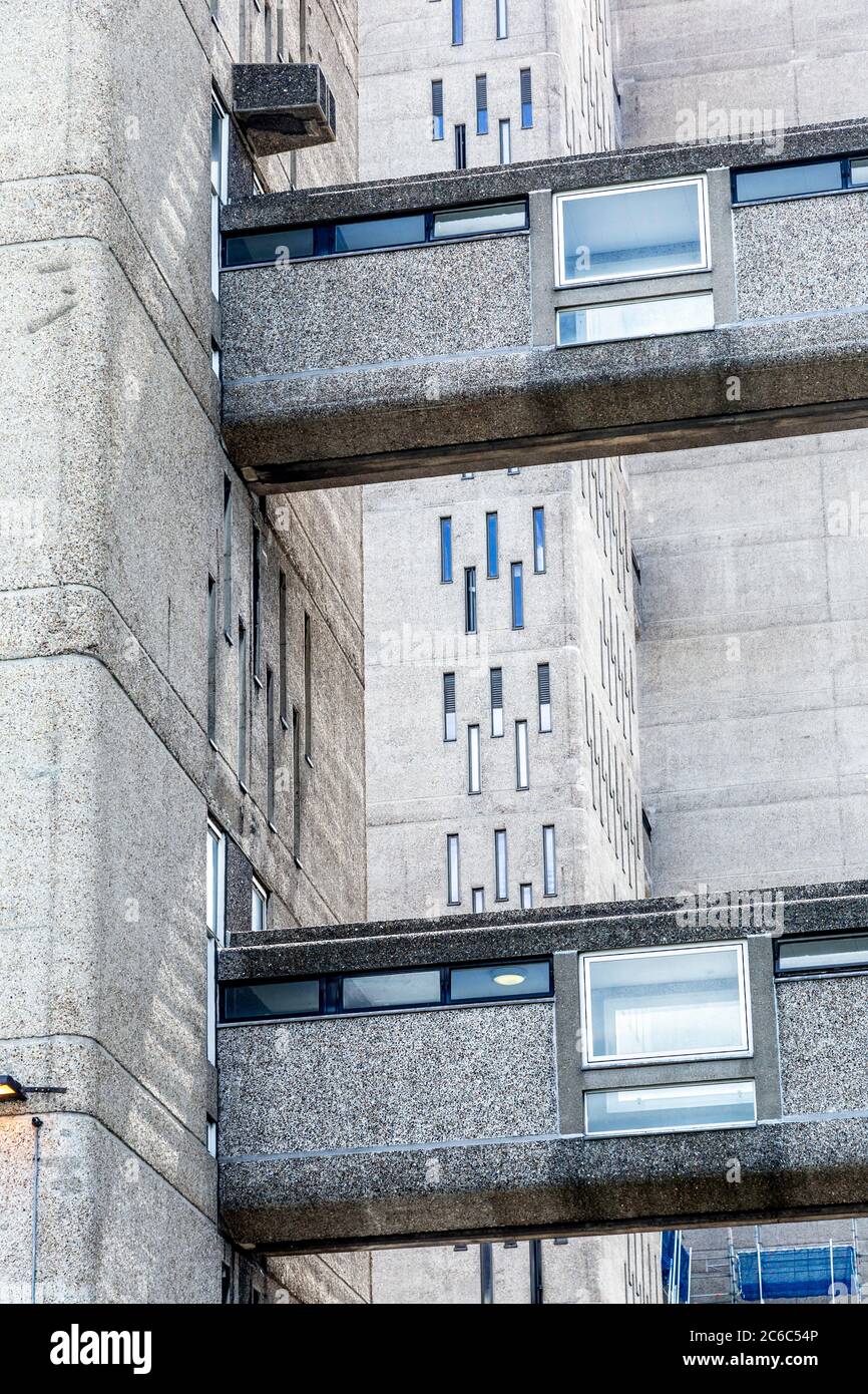 Nahaufnahme der Gehwege im brutalistischen Wohnblock Carradale House auf dem Brownfield Estate, London, Großbritannien Stockfoto