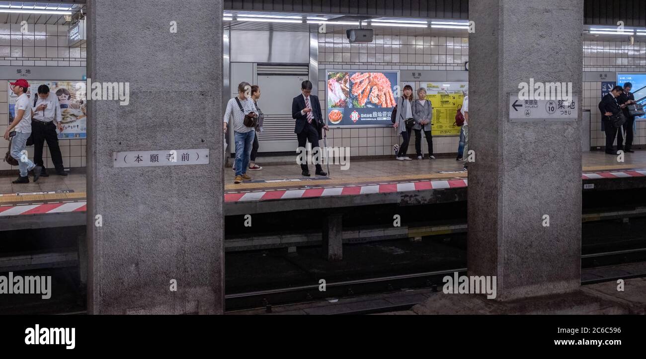 Pendler an der Tokyo Metro Hibiya Linie U-Bahn-Station, Tokio, Japan. Stockfoto