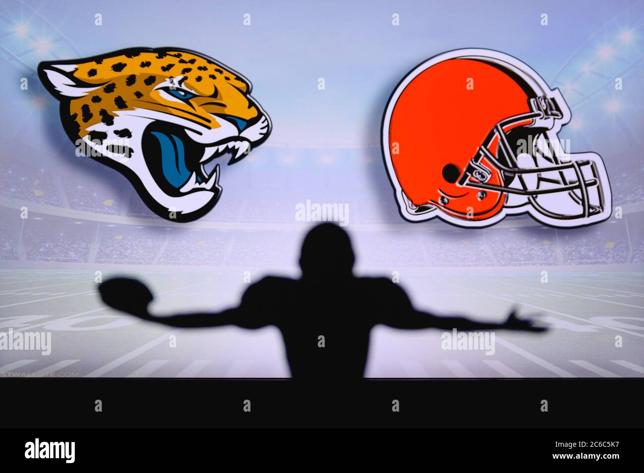 Jacksonville Jaguars vs. Cleveland Browns. NFL-Spiel. American Football League Spiel. Silhouette des professionellen Spieler feiern Touch Down. Bildschirm in Stockfoto