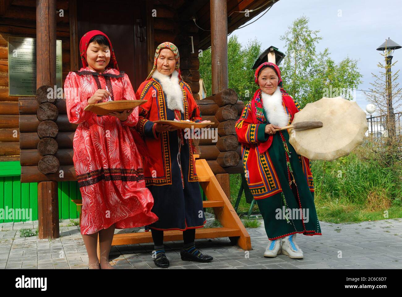 JAMAL, RUSSLAND - 27. AUG 2009: Kleine Völker des russischen Nordens. Yamal-Nenzen Autonomer Bezirk. Chanty Herder Frauen im Lager Hirten Museum gezeigt Stockfoto