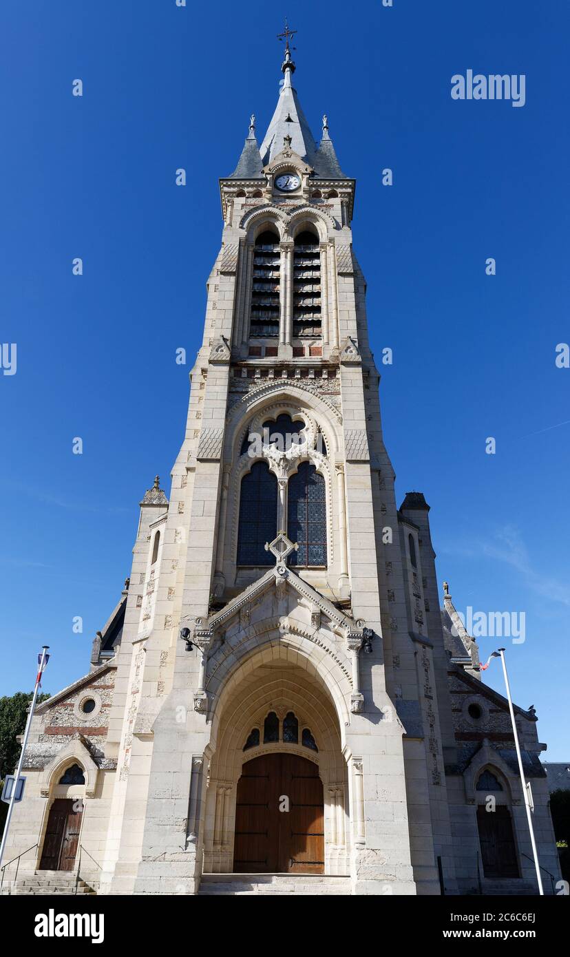 Die Kirche Saint-Lubin in Rambouillet wurde zwischen 1868 und 1871, 50 km südwestlich von Paris, erbaut. Stockfoto