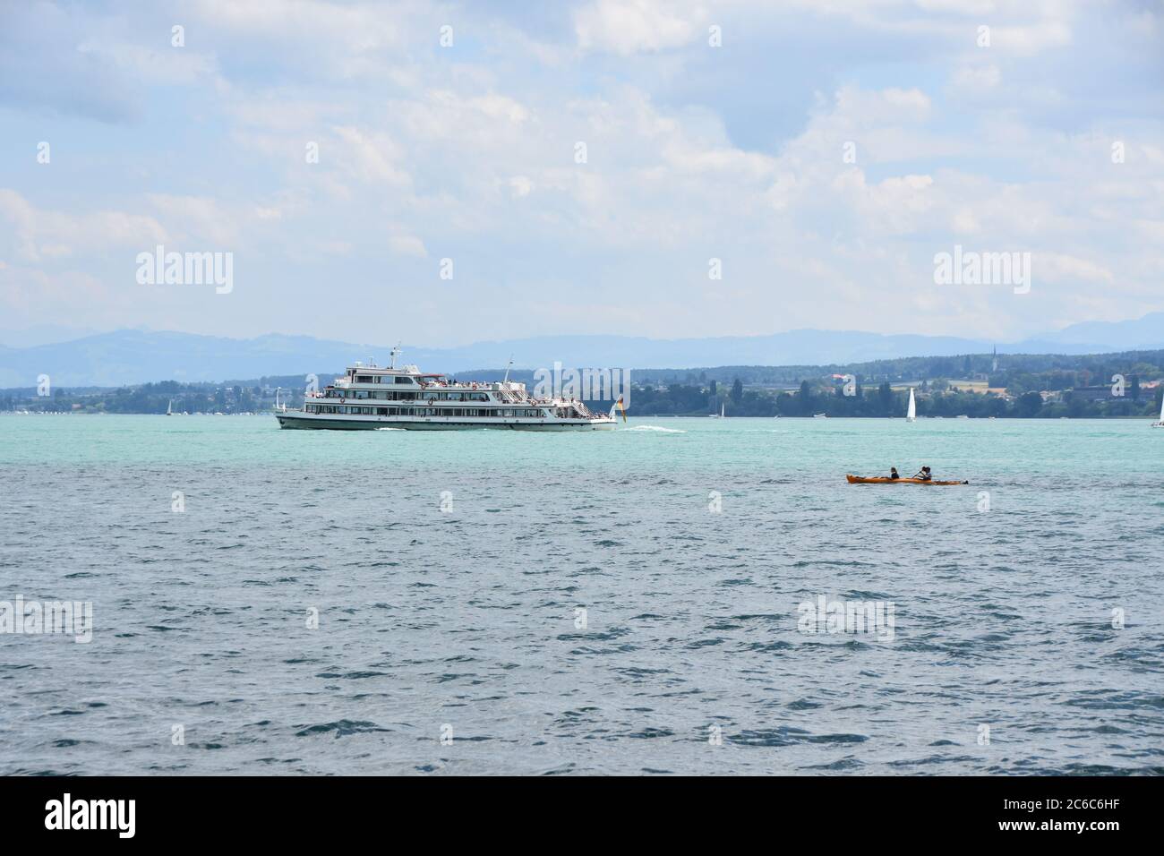 Ausflugsboot oder Kreuzfahrtschiff auf dem Bodensee, Bodensee, auf dem Rhein am nördlichen Fuße der Alpen im Sommer. Stockfoto