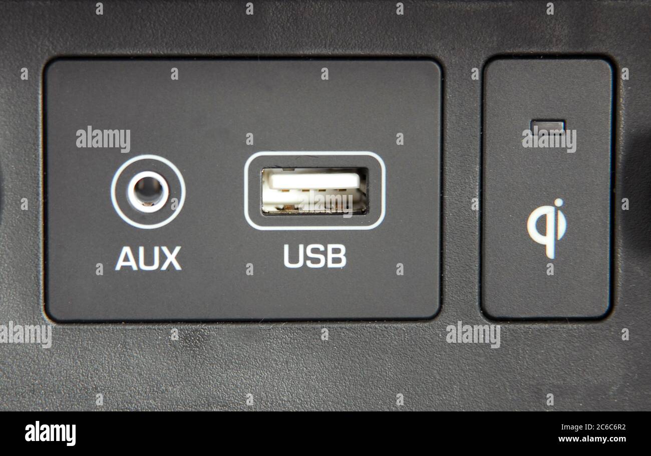 Drahtloses Handy-Ladegerät, USB-Anschluss, AUX-Anschluss auf dem  Armaturenbrett des Autos Stockfotografie - Alamy