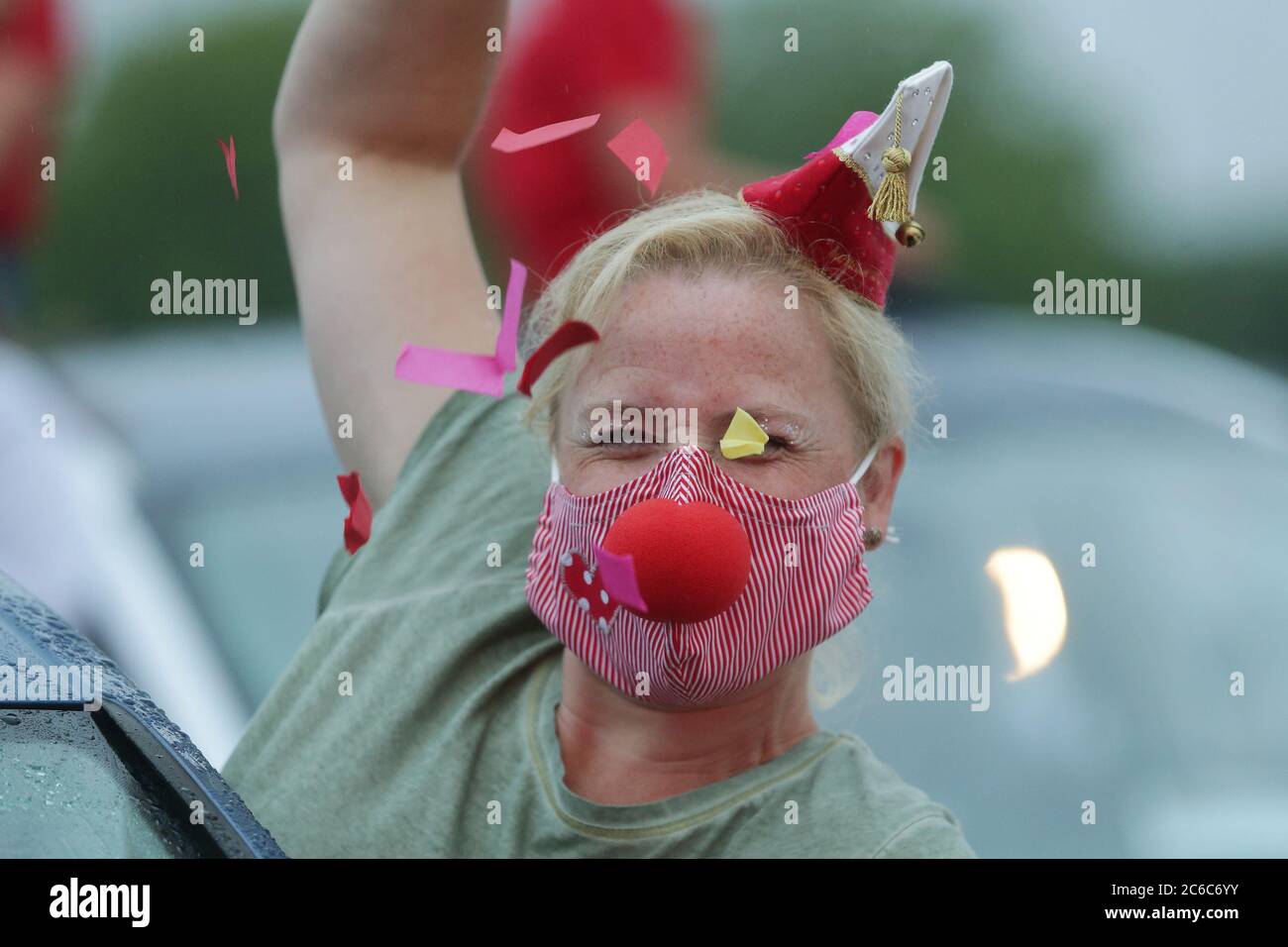 Düsseldorf, Deutschland. Juli 2020. Das Düsseldorfer Karnevalspartz- und Prinzessinnen-Paar wird im Einlaufkino präsentiert. Die freche Fleischfreund Birgit Busch feiert mit Maske und roter Nase auf ihrem Auto. Das Motto der nächsten Session in der Landeshauptstadt lautet: 'Wir feiern das Leben'. Kredit: David Young/dpa/Alamy Live Nachrichten Stockfoto