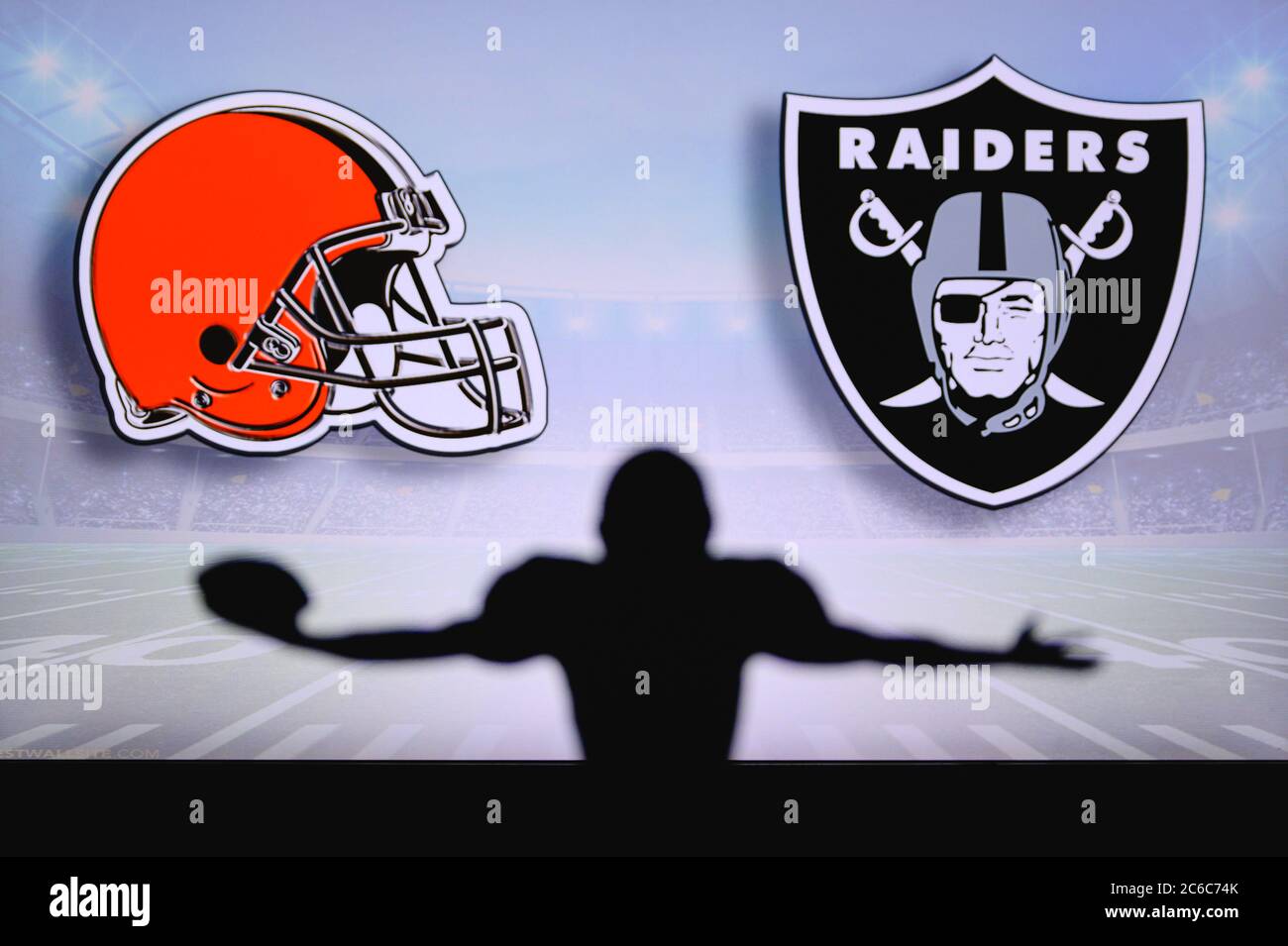Cleveland Browns gegen Las Vegas Raiders . NFL-Spiel. American Football League Spiel. Silhouette des professionellen Spieler feiern Touch Down. Bildschirm in b Stockfoto