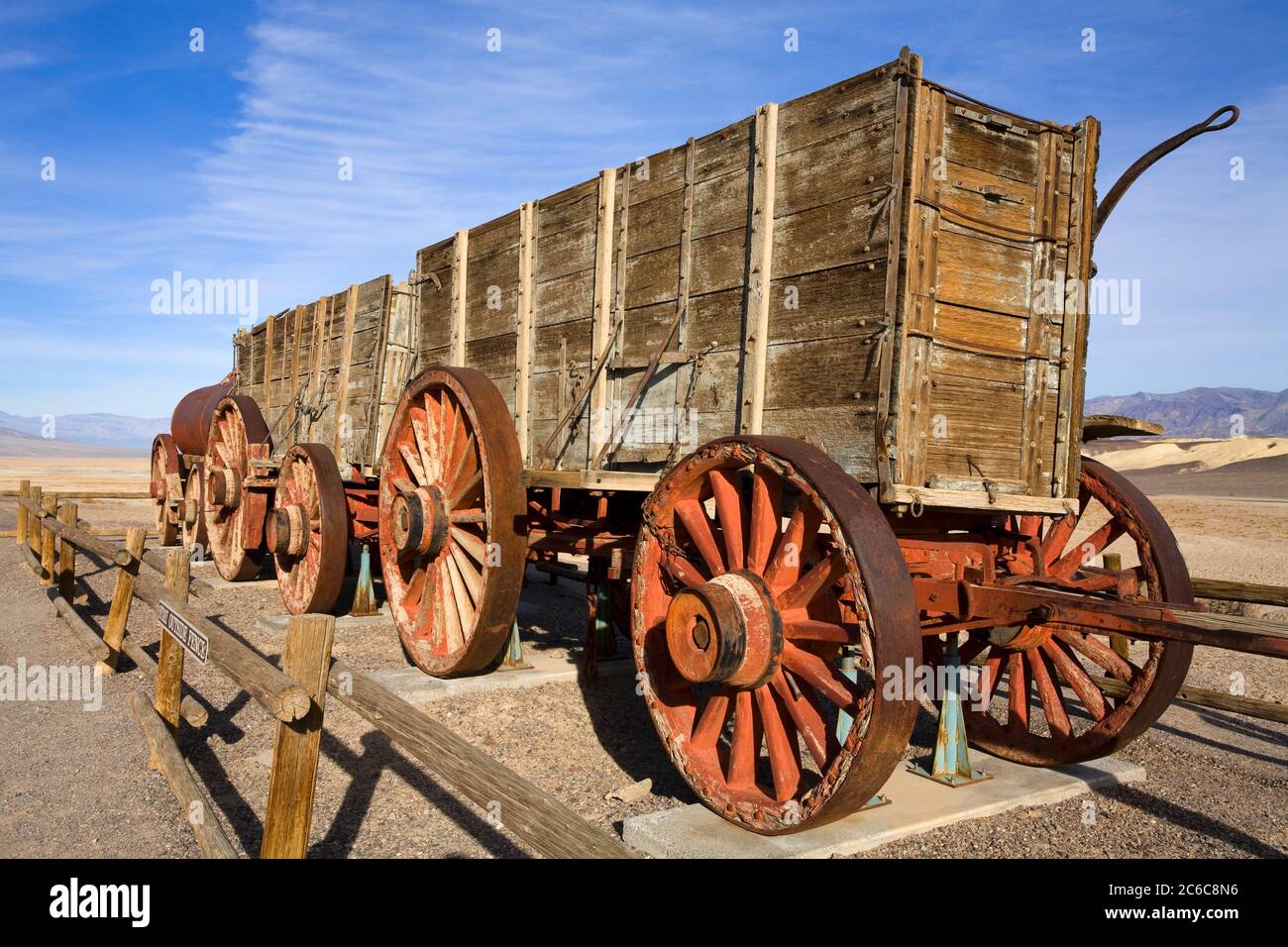 20 Mule Team Wagen bei der Harmony Borax Works, Death Valley Nationalpark, Kalifornien, USA, Nordamerika Stockfoto