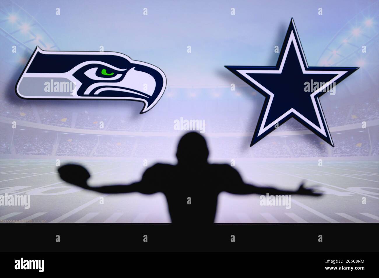 Seattle Seahawks gegen Dallas Cowboys. NFL-Spiel. American Football League Spiel. Silhouette des professionellen Spieler feiern Touch Down. Bildschirm im Hintergrund Stockfoto