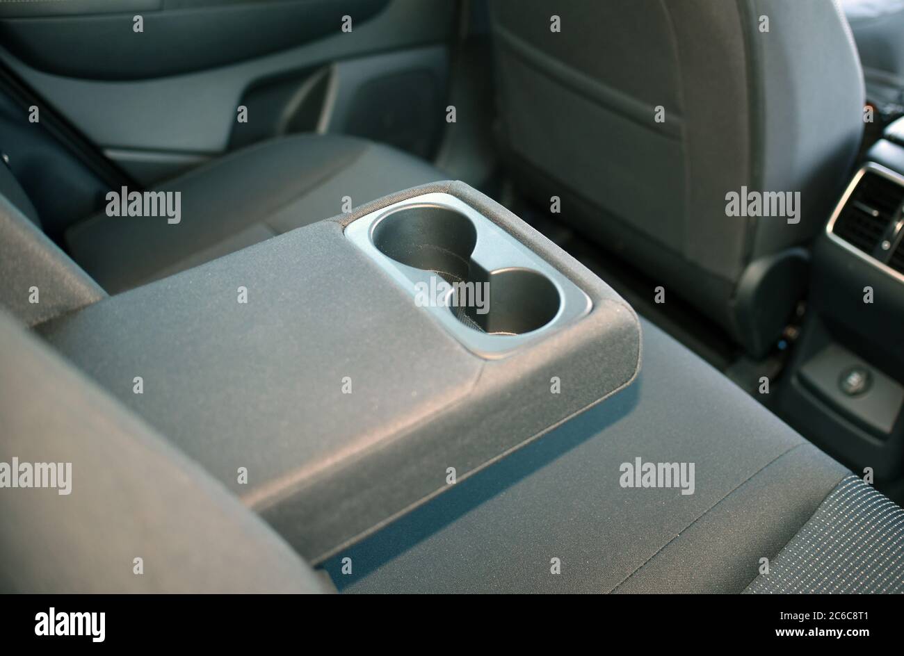 Armlehne im Auto für den Fahrer. Armlehne des Autos Stockfotografie - Alamy