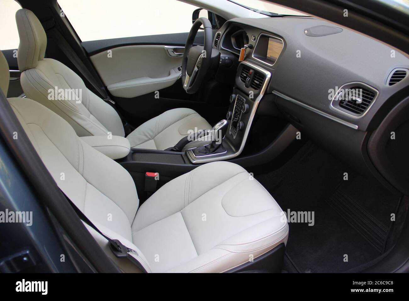Innenraum des Fahrzeugs. Das Innere des Autos, Vorderansicht. Armaturenbrett eines modernen Autos. Stockfoto