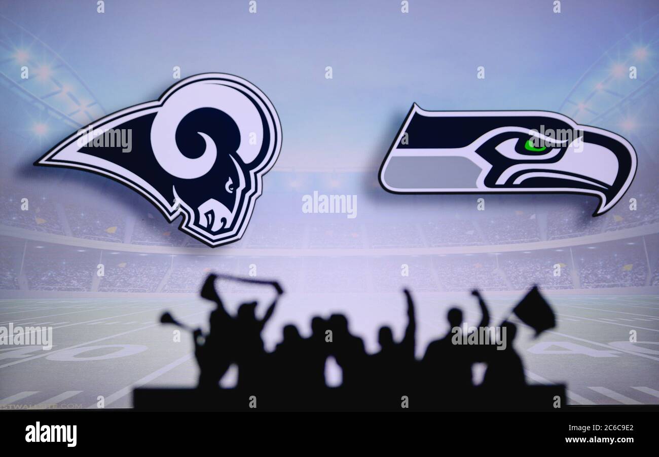 Los Angeles Rams . Fans unterstützen NFL Game. Silhouette der Unterstützer, große Leinwand mit zwei Rivalen im Hintergrund. Stockfoto