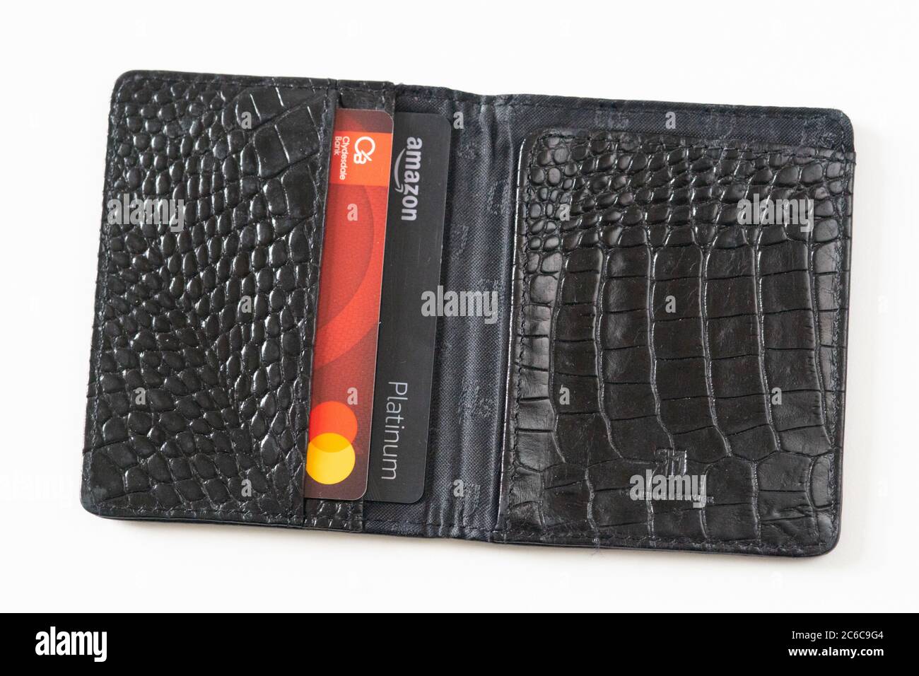 Offene Brieftasche oder Geldbörse mit Karten, Debit, Kredit, Bank - Konzept für bargeldlos, kein Bargeld, kein physisches Geld, bewegen sich in Richtung bargeldlose Gesellschaft, kontaktlos Stockfoto