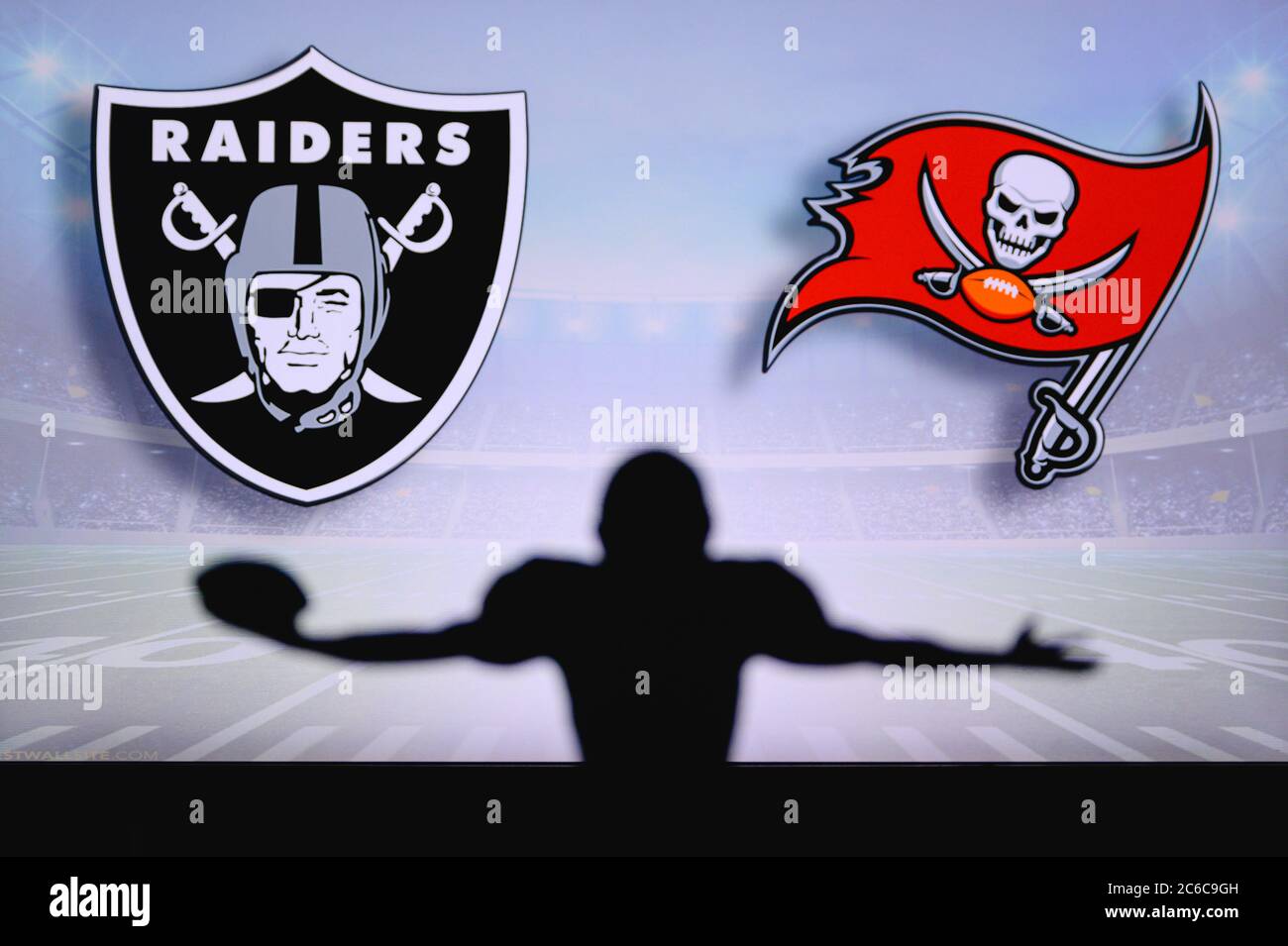 Las Vegas Raiders Vs Tampa Bay Buccaneers Nfl Spiel American Football League Spiel Silhouette Des Professionellen Spieler Feiern Touch Down Bildschirm I Stockfotografie Alamy
