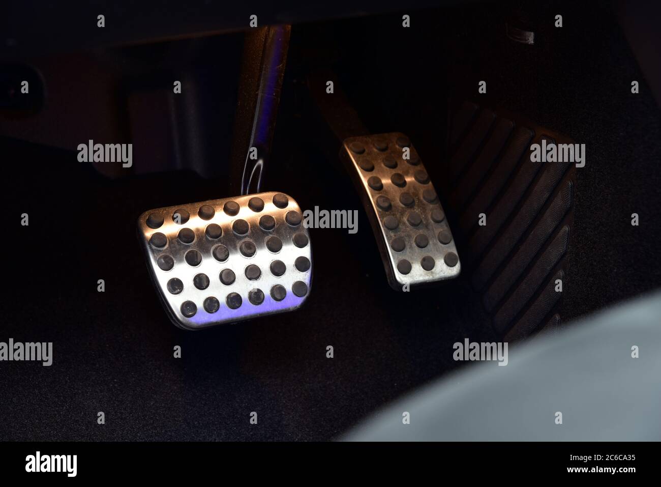 Bremspedal und Gaspedal in einem Auto mit Automatikgetriebe Stockfotografie  - Alamy
