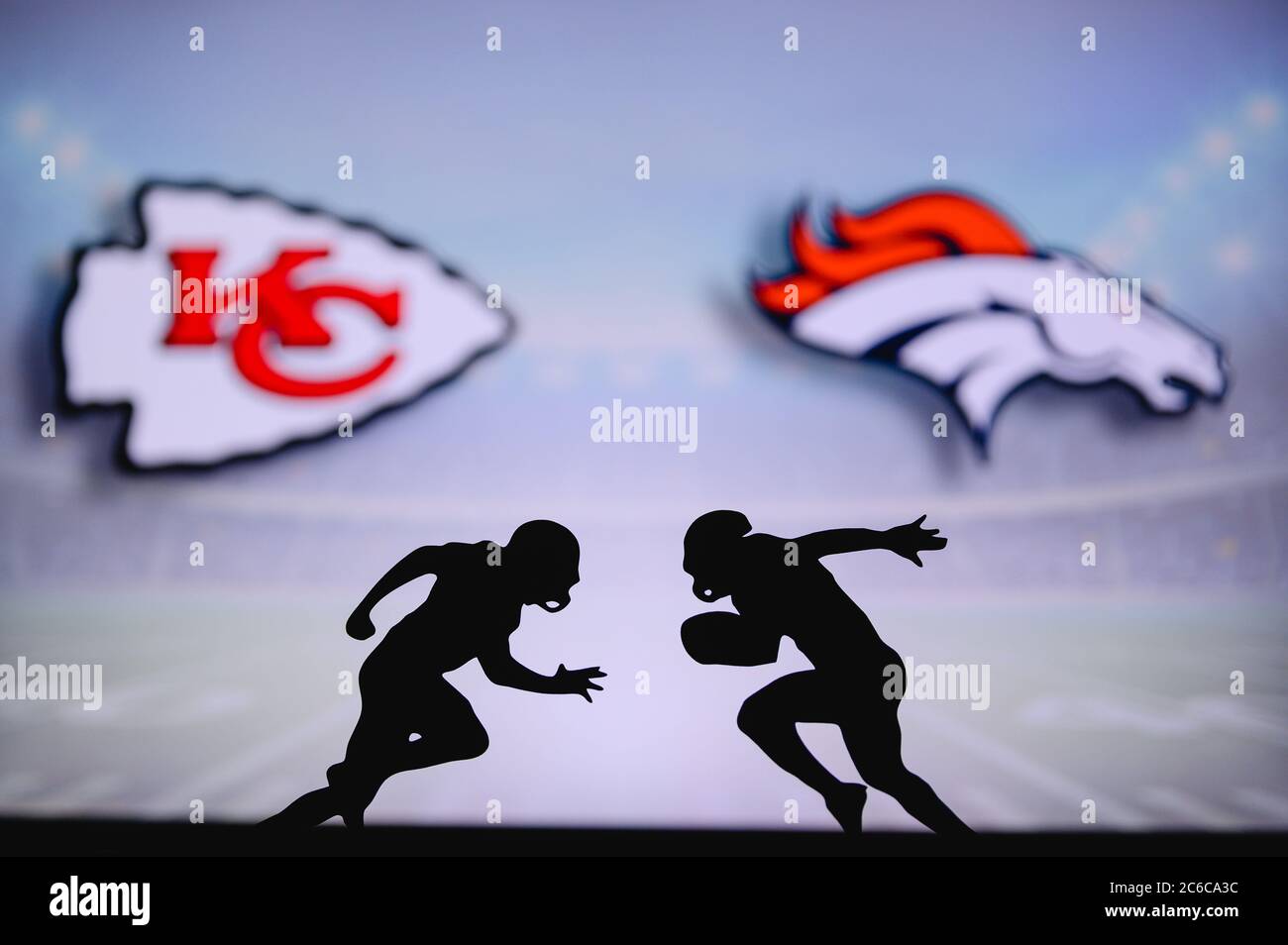 Kansas City Chiefs gegen Denver Broncos. NFL Match Poster. Zwei amerikanische Fußballspieler Silhouette gegenüberliegende einander auf dem Feld. Clubs Logo in hintergr Stockfoto